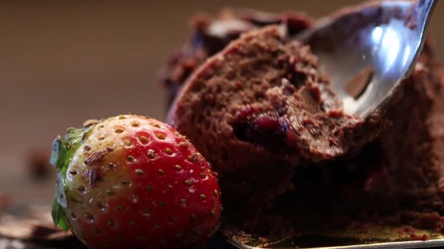 bolo de chocolate com peda&ccedil;os de morango