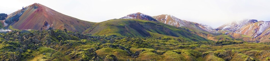 Farbenfrohes Bergpanorama in Friðland að Fjallabaki Nationalpark auf Island