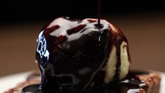 Brownie com sorvete de creme e calda de chocolate