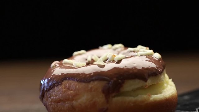 P&atilde;o doce com calda de chocolate e flocos de chocolate branco