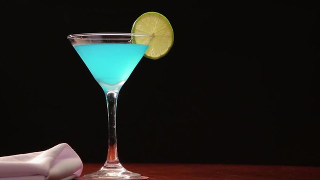 drink de bebida azul com lim&atilde;o