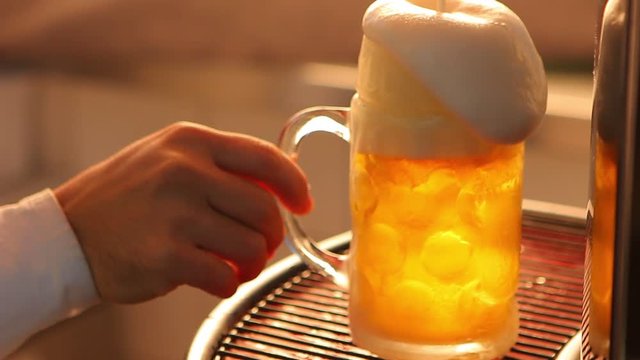 caneco de chope sendo enchido