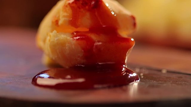 p&atilde;o de queijo com queijo e goiabada, romeu e julieta