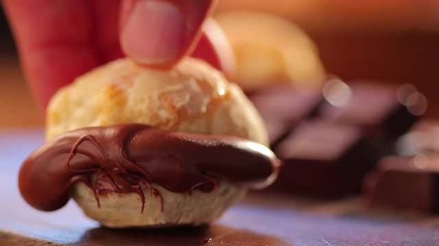 p&atilde;o de queijo com recheio de creme de avel&atilde;