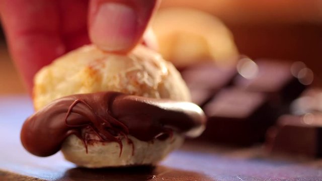 p&atilde;o de queijo com recheio de creme de avel&atilde;