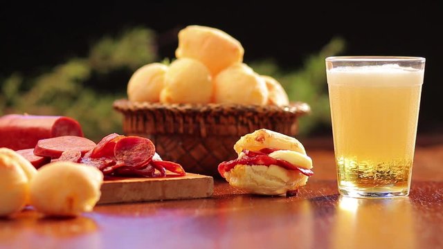 p&atilde;o de queijo com recheio de calabresa e requeij&atilde;o cremoso