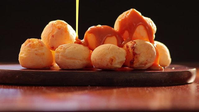 p&atilde;o de queijo com doce de leite