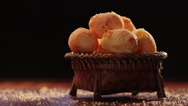 p&atilde;o de queijo crocante com parmes&atilde;o
