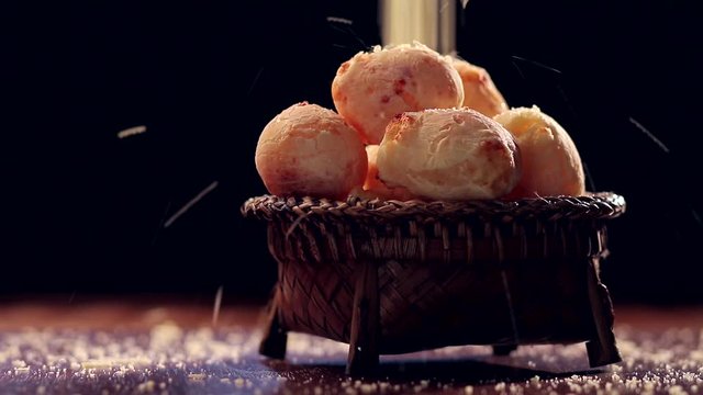 p&atilde;o de queijo crocante com parmes&atilde;o