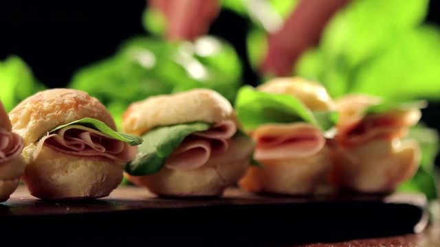 p&atilde;o de queijo recheado com peito de peru, requeij&atilde;o cremoso e r&uacute;cula