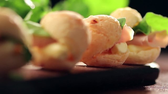 p&atilde;o de queijo recheado com peito de peru, requeij&atilde;o cremoso e r&uacute;cula