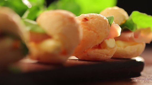 p&atilde;o de queijo recheado com peito de peru, requeij&atilde;o cremoso e r&uacute;cula