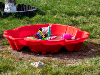 Sandkasten in einem Garten