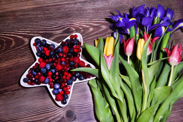 Berry gift with spring flowers
