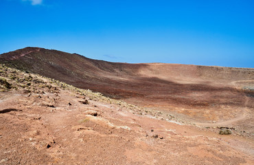 Der Vulkan Montana Roja de Playa Blanca mit einer Höhe von 194m auf der Südwestspitze der Kanareninsel Lanzarote 