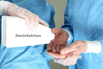 Ärzte mit Desinfektionsmittel