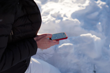 Femme consultant son téléphone au ski