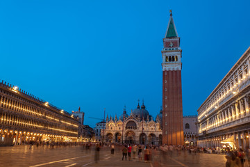 Obraz na płótnie Canvas Bell tower and historical buildings at Piazza San Marco at night in Venice