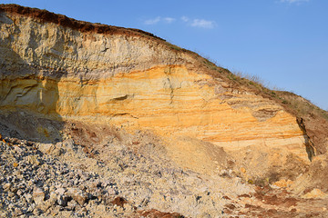 Geological section with horizontal layers of sand and clay.