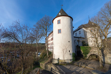 Fototapeta na wymiar Burg Bilstein im Sauerland Luftaufnahme bei Sonnenaufgang