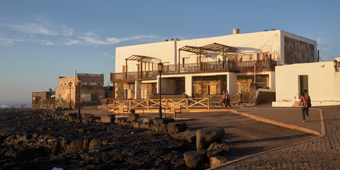 Fototapeta premium Casa rural de Canarias en frente del Mar al atardecer