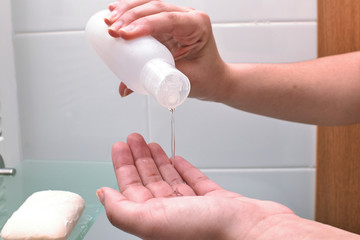 Mujer lavándose las manos y desinfectando de virus y suciedad.