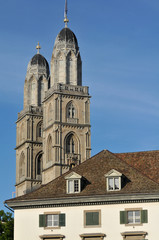Obraz premium Grossmünster par une belle journée - Zurich Suisse