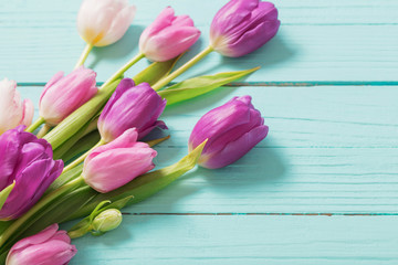 Fototapeta premium wiosenne kwiaty na drewnianym tle mięty niebieski