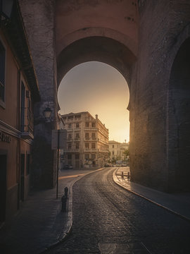 Atardecer en el arco de Elvira, Granada, Spain