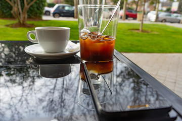 descanso en el trabajo para tomar cafe con hielo