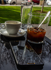 descanso en el trabajo para tomar cafe con hielo