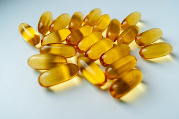 желтые таблетки на белом фоне