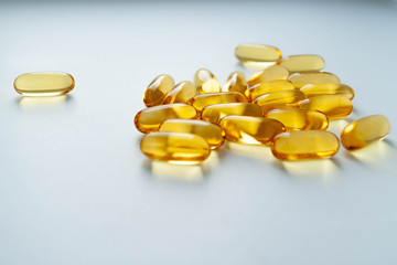 желтые таблетки на белом фоне