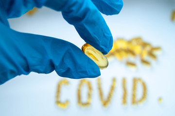 лекарства доктор раскладывает таблетки на белом фоне