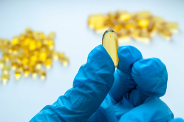 лекарства доктор раскладывает таблетки на белом фоне 