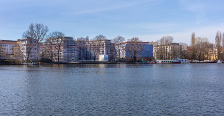 Obraz premium Berlin Spree Ufer / Spreeknie - Wohnungsneubau am Spreeufer, Schöneweide, Bezirk Treptow Köpenick, Bebauung