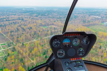 Foto op Plexiglas Uitzicht vanaf vliegende helikopter op boslandschap. Helikoptercabine. © Anatoly