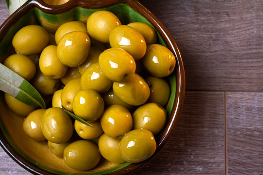 Cuenco de aceitunas frescas con aceite de oliva virgen