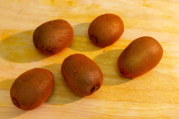 Mature kiwi fruits are on the table.