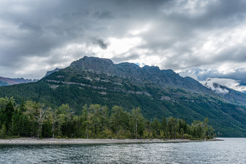 Obraz premium Waterton Lake in the Mountains