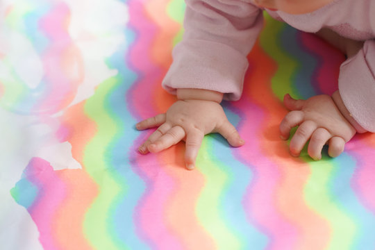 b&eacute;b&eacute; sur tapis de jeu 