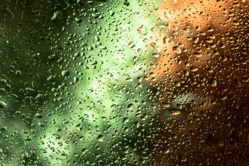 gocce di acqua e olio su vetro e sfondo colorato