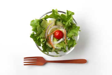 レタスとミニトマトのグリーン サラダ 白背景