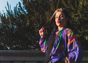 Fototapeta premium Retrato de mujer con fondo de flores amarillas 