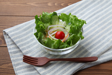 レタスとミニトマトのグリーン サラダ テーブル
