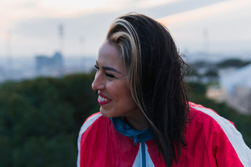 Retrato de chica al exterior con el pelo suelto y chaqueta azul 