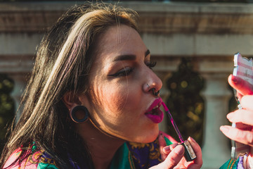 Retrato de chica joven pintándose los labios