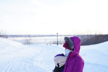 Femme dans la neige et bébé