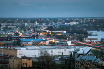 Obraz premium Panoramiczny widok z lotu ptaka na miasto Ryga. Malowniczy widok na kultowe wieże kościelne, stare miasto i infrastrukturę.
