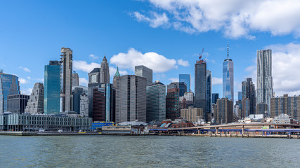 Obraz premium View of the manhattan skyline wall street financial district from a ferry on the hudson river